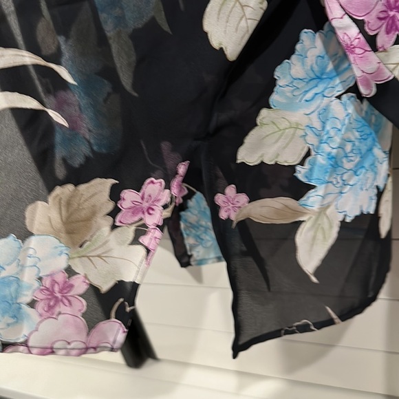 Floral long sleeve blouse with slits on sides. Button up. - Picture 5 of 5